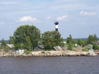 Маяк у выхода из Волго-Балтийского канала на Онежское озеро (фото)