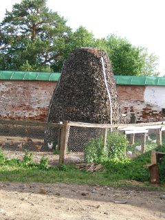 Кладка дров на территории горицкого женского монастыря (фото)
