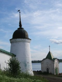 Угловая башня Горицкого женского монастыря и часовня (фото)