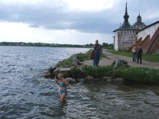 Туристка с "Белинского" купается в Сиверском озере под стенами монастыря (Наталья, привет!) (фото)