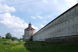 Стена и башня Кирилло-Белозерского монастыря со стороны главных ворот (фото)