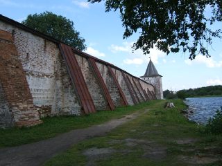 Вид на стены Кирилло-Белозерского монастыря со стороны Сиверского (Святого) озера (фото)
