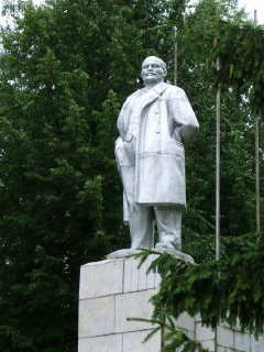 Город Мышкин знаменит также своим памятником Ленину, который изображает скорее преуспевающего купца, чем вождя мирового пролетариата! (фото)