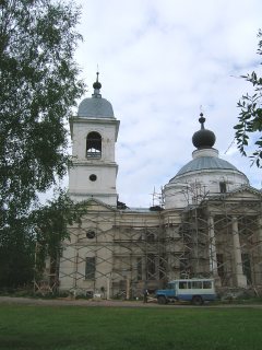 В городе Мышкине имеется также огромный городской собор, свидетельствующий о былом богатстве города (фото)