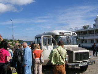 На пристани в Надвоицах - посадка в автобус, который отвезет нас к водопаду (фото)