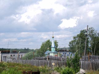 Часовня за забором "зоны", построенная силами зеков (Карелия, Надвоицы) (фото)