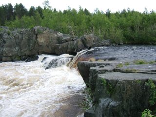 водопад в Надвоицах (Карелия) (фото)