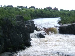 Вид на деревню и водопад (Карелия, Надвоицы) (фото)