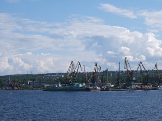 Карелия. Вид на грузовой порт Петрозаводска с борта "Белинского" (фото)