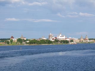 Вид на Соловецкий кремль и монастырь с моря (фото)
