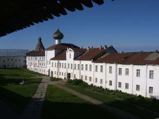 Вид на внутренний дворик Соловецкого монастыря с открытой галереи Спасо-Преображенского собора (фото)
