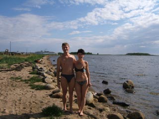 Соловки. Мы счастливые и радостные после купания в Белом море. На заднем плане виден теплоход Белинский (фото)