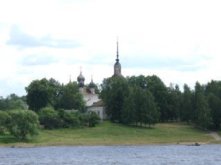 Церковь и луг на берегу Волги (фото)