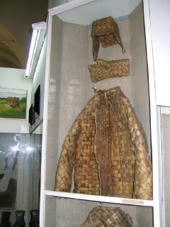 Верхняя часть костюма из бересты: пиджачок, ушанка и варежки (фото)