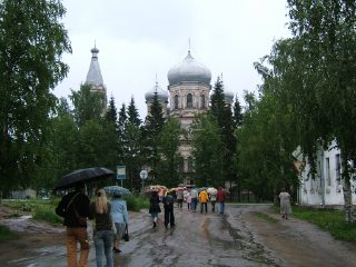 Вытегра. Под дождем - не экскурсию в городской собор (фото)