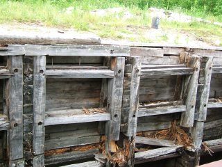 Беломорканал, 12-й шлюз, деревянная окантовка скалы (фото) 